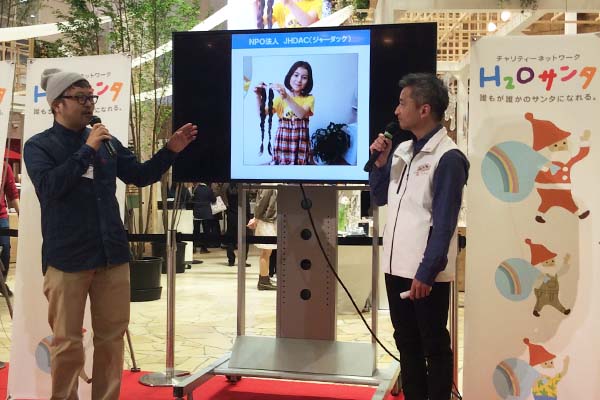NPOフェスティバルでトークイベントに登壇する外間さん(右)と渡辺(左)